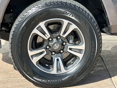 Certified 2018 Toyota Tacoma TRD Sport w/ Technology Package image 32