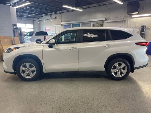 Used 2023 Toyota Highlander L image 4