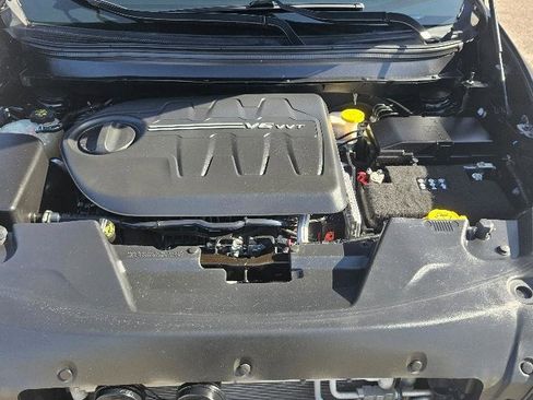 Used 2017 Jeep Cherokee Trailhawk image 9