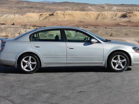 Used 2005 Nissan Altima 3.5 SE w/ (X02) Navigation Pkg image 8