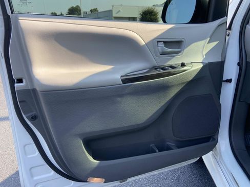 Used 2017 Toyota Sienna XLE w/ XLE Navigation Package FWD image 16