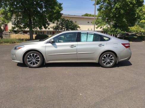 Used 2016 Toyota Avalon XLE Premium FWD image 3