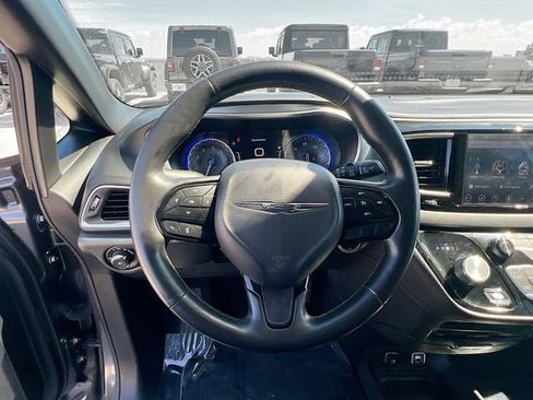 Used 2019 Chrysler Pacifica Touring-L Plus w/ S Appearance Package image 15