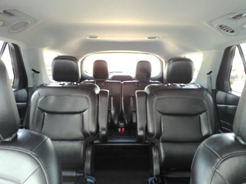 Used 2023 Ford Explorer XLT w/ Equipment Group 202A RWD image 8