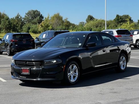 Used 2023 Dodge Charger SXT image 2