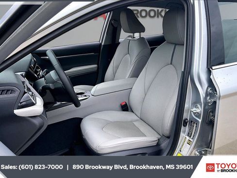 Used 2024 Toyota Camry XLE w/ Cold Weather Package FWD image 18