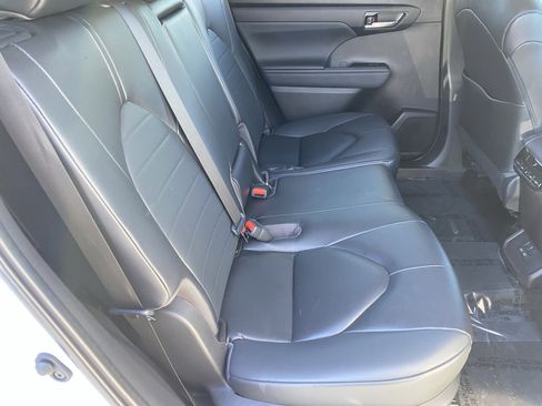 Used 2023 Toyota Highlander XLE image 11