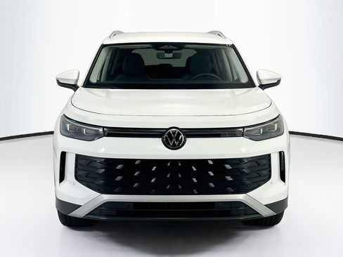 Used 2025 Volkswagen Tiguan SE FWD image 2