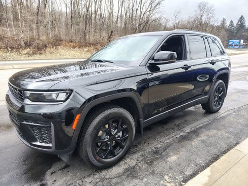 New 2026 Jeep Grand Cherokee Altitude image 4