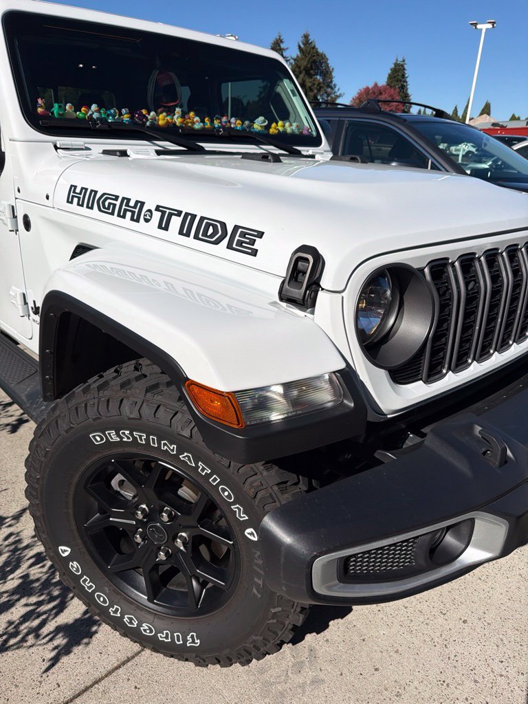 Used 2025 Jeep Gladiator Sport AWD/4WD image 2