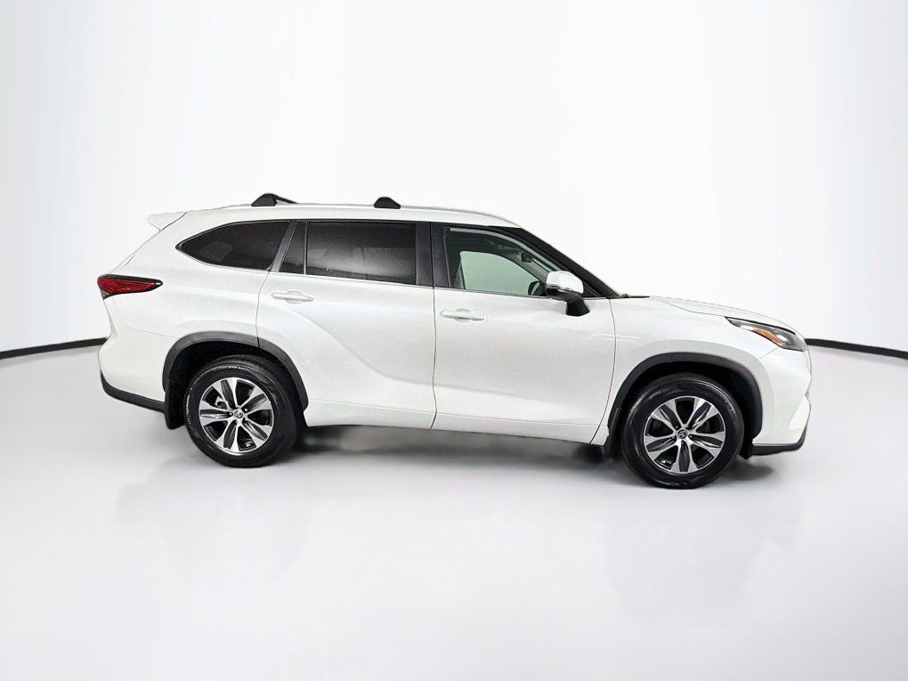 Used 2023 Toyota Highlander XLE AWD/4WD image 11