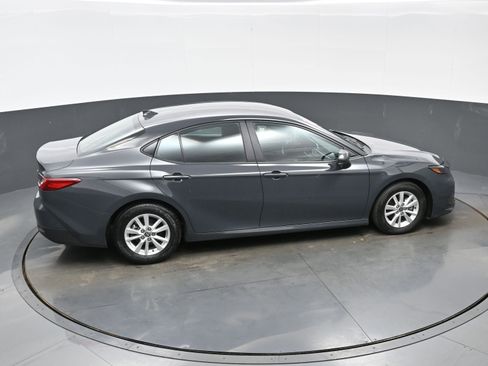 Used 2025 Toyota Camry LE image 39