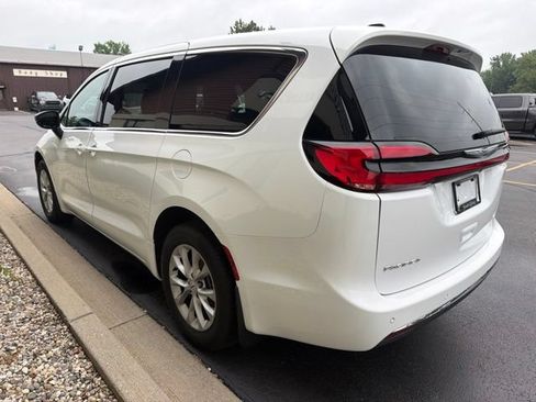 Used 2025 Chrysler Pacifica Select AWD/4WD image 16