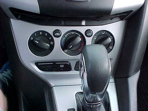 Used 2013 Ford Focus SE FWD image 22
