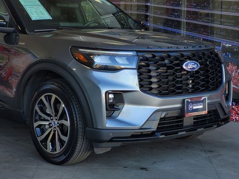 Used 2025 Ford Explorer ST-Line image 2