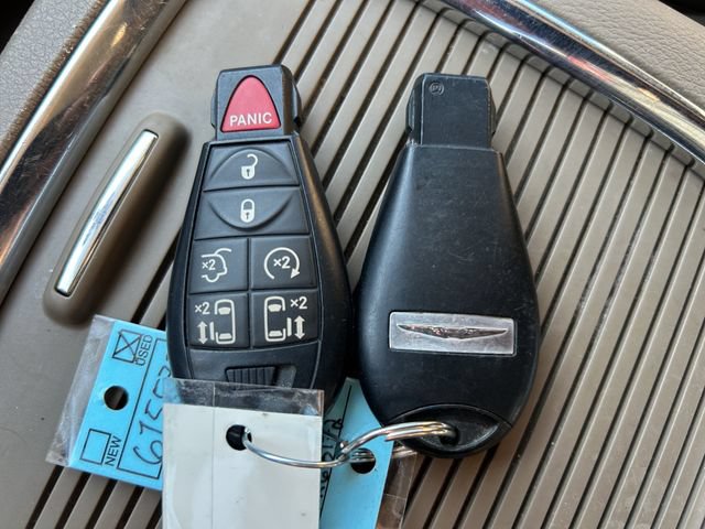 Used 2015 Chrysler Town & Country Touring-L w/ Driver Convenience Group FWD image 33