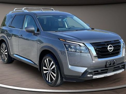 Certified 2025 Nissan Pathfinder Platinum w/ Cargo Package FWD image 10