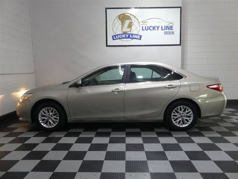 Used 2017 Toyota Camry LE FWD image 7