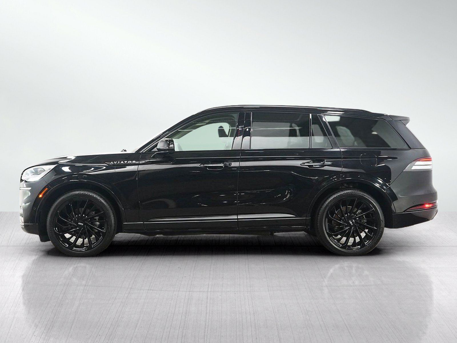 Used 2023 Lincoln Aviator Reserve w/ Equipment Group 201A AWD/4WD image 2