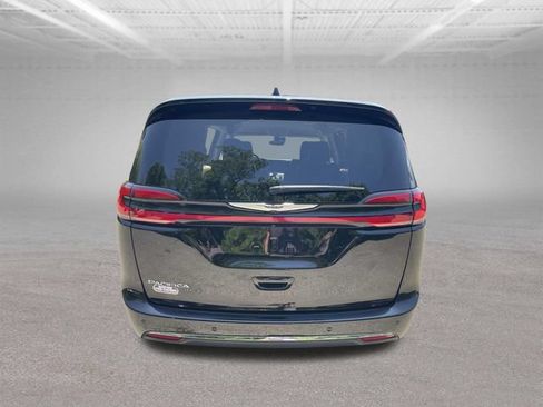 Used 2024 Chrysler Pacifica Touring-L FWD image 6