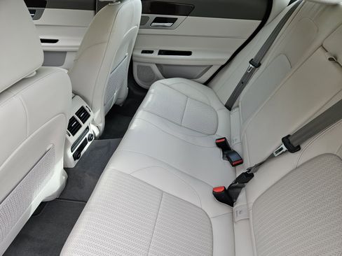 Used 2017 Jaguar XF Prestige image 31