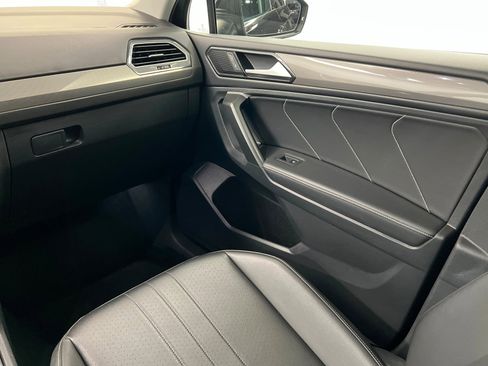 Used 2024 Volkswagen Tiguan SE image 11