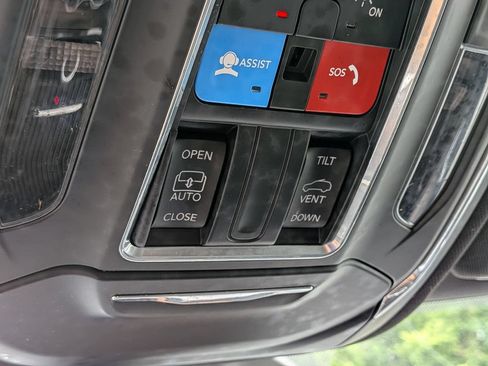Used 2023 Jeep Grand Cherokee Altitude AWD/4WD image 20