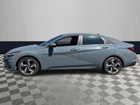 Used 2022 Hyundai Elantra SEL w/ Convenience + Premium Package FWD image 3