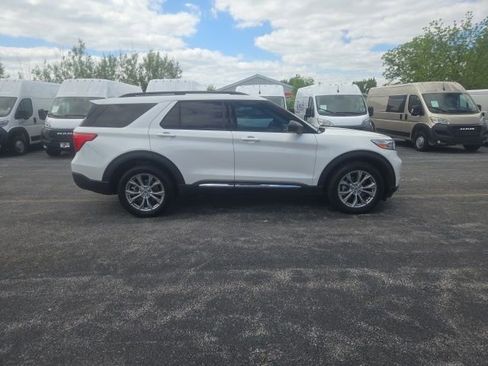 Used 2022 Ford Explorer XLT w/ Equipment Group 202A AWD/4WD image 7