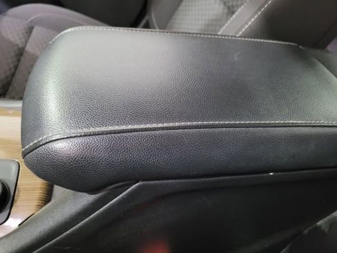 Used 2018 GMC Acadia SLE image 32