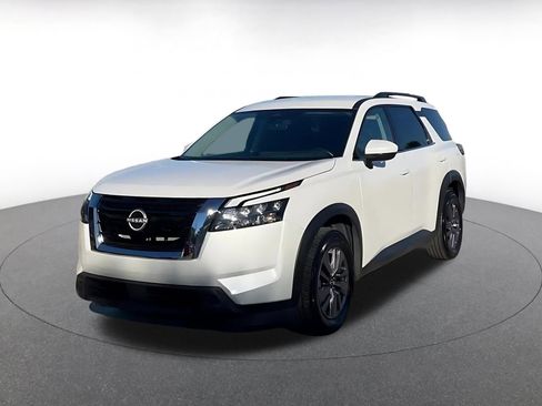 Used 2025 Nissan Pathfinder SV image 7