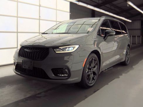 Used 2025 Chrysler Pacifica Limited FWD image 1