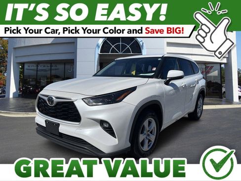 Used 2023 Toyota Highlander LE FWD image 1