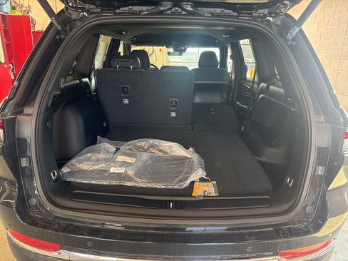 New 2025 Jeep Grand Cherokee Laredo w/ Luxury Tech Group I image 37