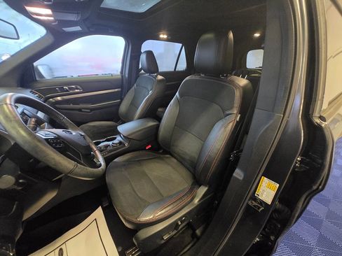 Used 2019 Ford Explorer XLT w/ Equipment Group 202A image 9