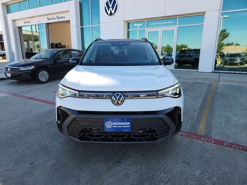 New 2026 Volkswagen Taos SE image 2