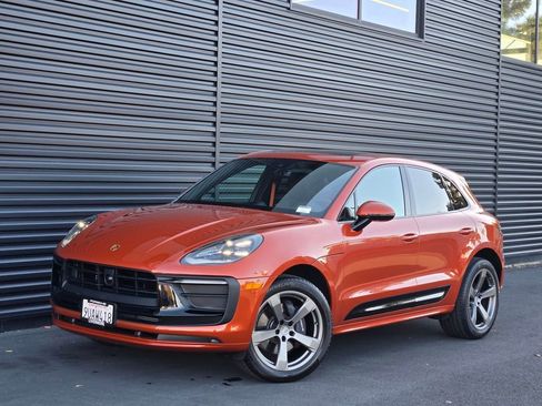 Certified 2025 Porsche Macan image 1