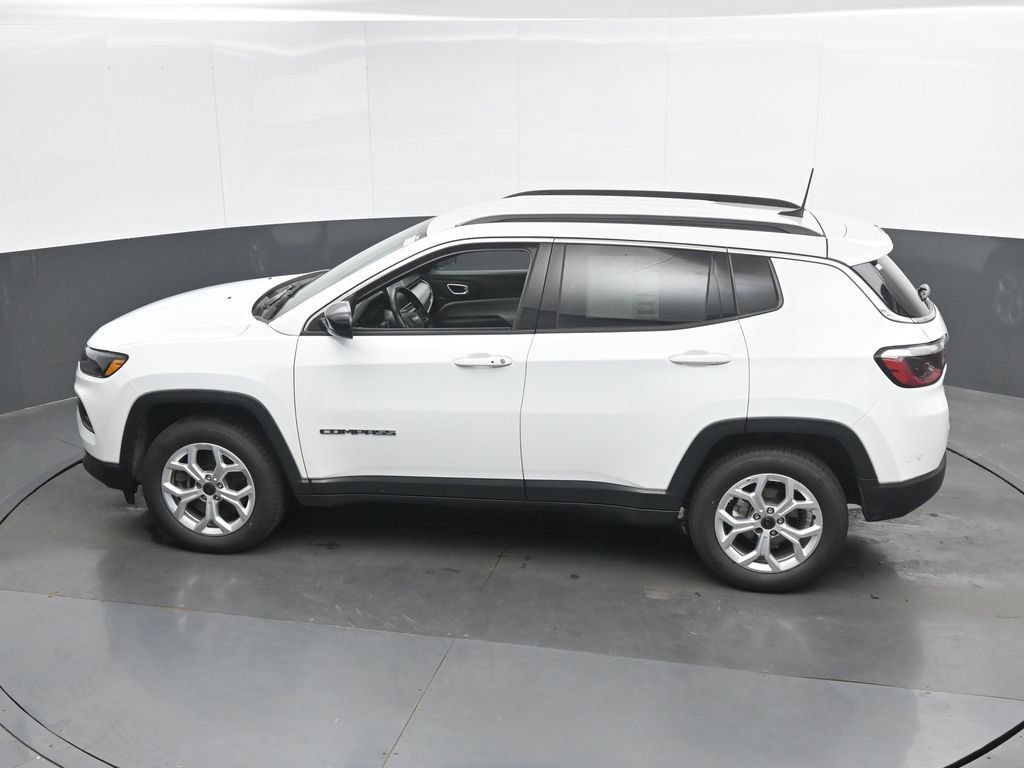 Used 2025 Jeep Compass Latitude AWD/4WD image 33
