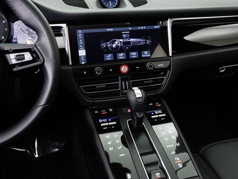 Certified 2025 Porsche Macan AWD/4WD image 23