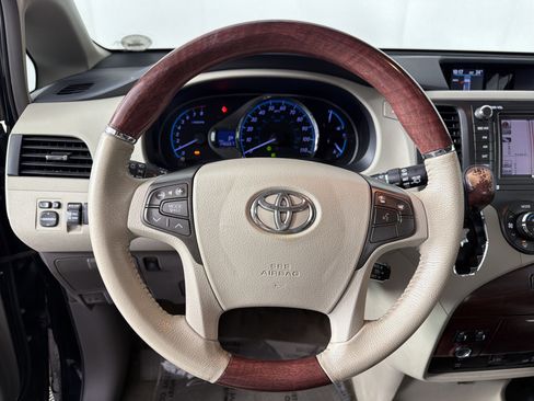 Used 2013 Toyota Sienna Limited w/ Premium Pkg AWD/4WD image 10