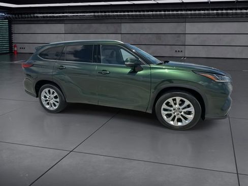 Used 2023 Toyota Highlander Limited image 9