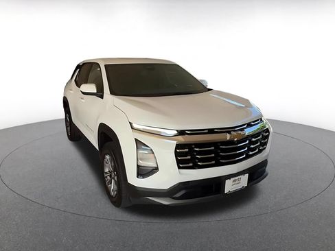 Used 2025 Chevrolet Equinox LT FWD image 3