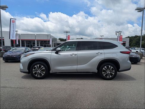 Used 2022 Toyota Highlander XLE FWD image 5