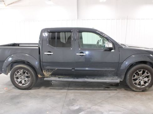 Used 2014 Nissan Frontier SL w/ SL Moonroof Package RWD image 11
