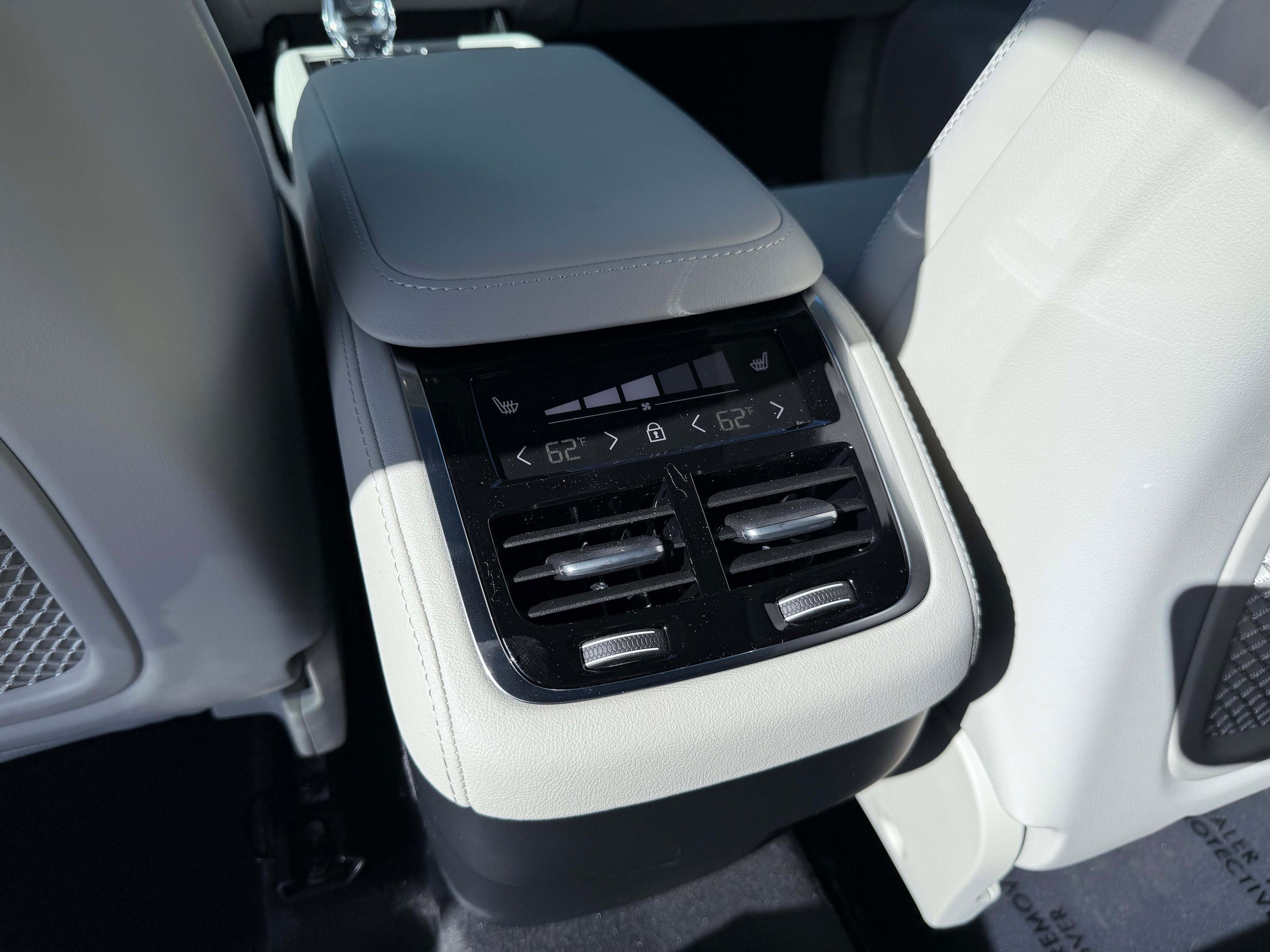 New 2026 Volvo XC90 B6 Ultra w/ Protection Package Premier AWD/4WD image 17