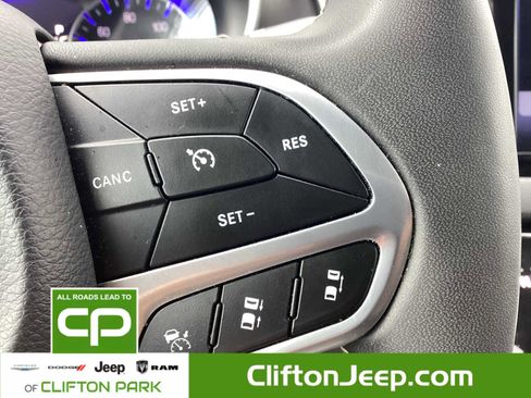 Certified 2024 Chrysler Pacifica Touring-L image 23