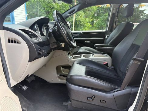 Used 2018 Dodge Grand Caravan SXT FWD image 11