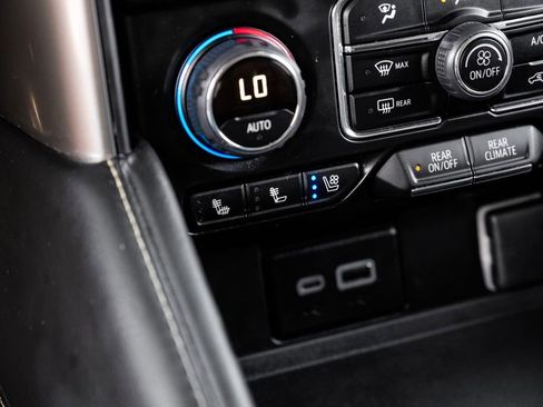 Used 2024 Chevrolet Suburban Premier image 19