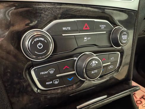 Used 2018 Chrysler 300 Limited AWD/4WD image 22