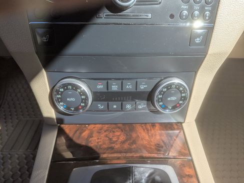 Used 2010 Mercedes-Benz GLK 350 4MATIC image 23